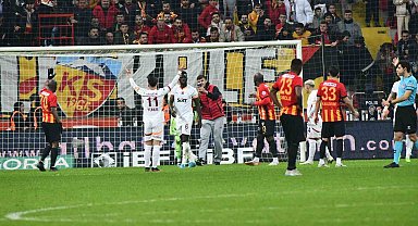 Kayserispor - Galatasaray maçında taraftar sahaya girdi