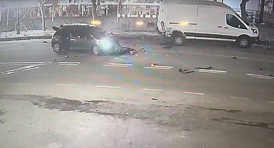 Kaza yapan otomobilden inerek yardım istedi