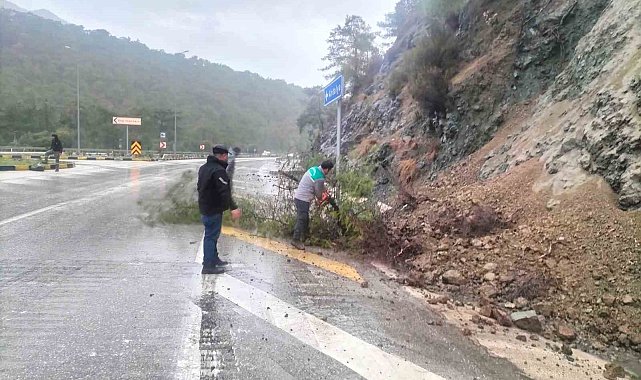Kemer'de ufak çaplı toprak kayması meydana geldi