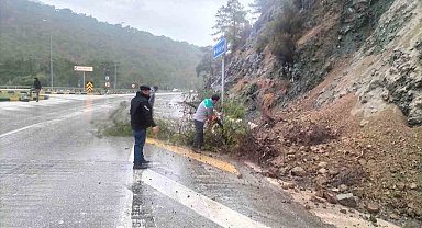 Kemer'de ufak çaplı toprak kayması meydana geldi