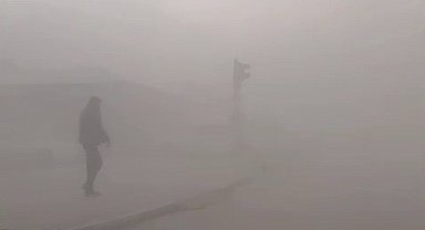 Kent merkezi yıkılan binanın tozu etkisinde kaldı