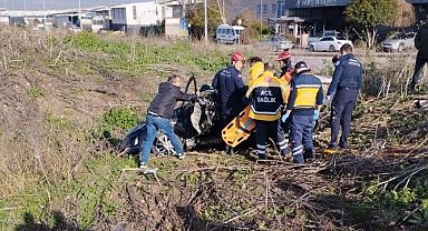 Kırmızı ışıkta geçince dereye uçtu : 2 yaralı