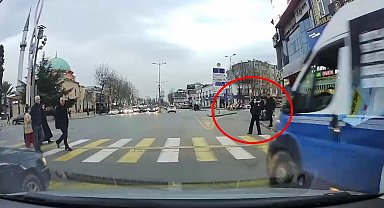 Kırmızı ışıkta geçtiği yetmedi, yayaya çarpmasına ramak kaldı: O anlar kamerada