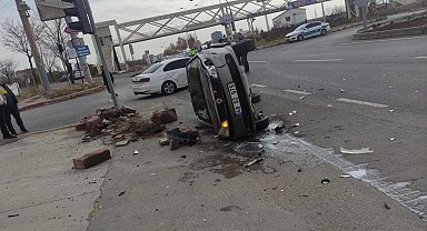 Kırşehir'de 2 otomobil çarpıştı: 2 yaralı