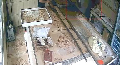Kızgın pekmezi başından aşağı döktü, o anlar kamerada