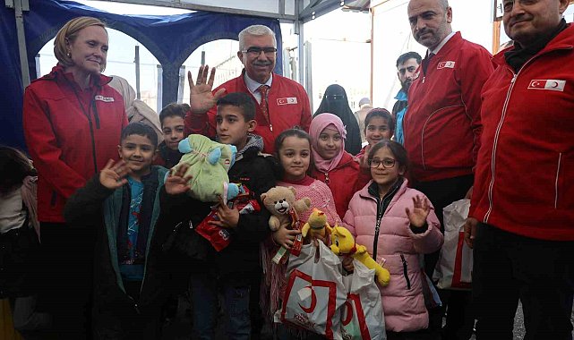 Kızılay ülkelerine dönen Suriyeli çocuklara hediye paketi dağıttı