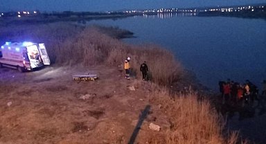 Kızılırmak Nehri'ne düşen kadını gençler kurtardı