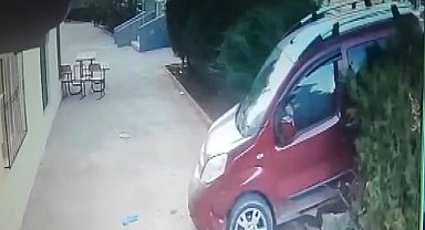 Kontrolden çıkan araç apartman bahçesine daldı
