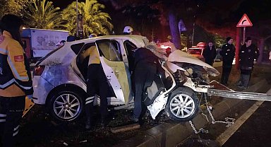 Kontrolden çıkan araç refüjdeki ağaca çarptı: 2 yaralı