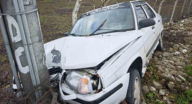 Kontrolden çıkan otomobil direğe çarptı: 2 yaralı