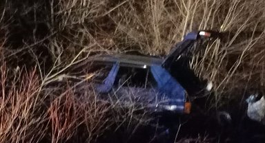 Kontrolden çıkan otomobil, refüje uçtu: 2 yaralı