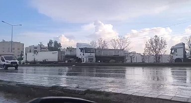 Kontrolden çıkan tır refüje çarptı