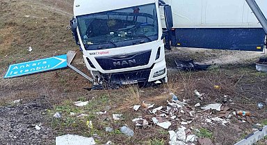 Kontrolden çıkan tır şarampole uçtu, kaza anı kameraya yansıdı
