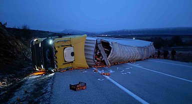 Konya'da devrilen tır, kara yolunu ulaşıma kapattı: 1 yaralı