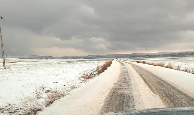 Konya'da dolu yağışı etkili oldu, mahalle beyaza büründü