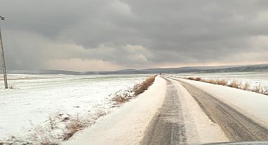 Konya'da dolu yağışı etkili oldu, mahalle beyaza büründü
