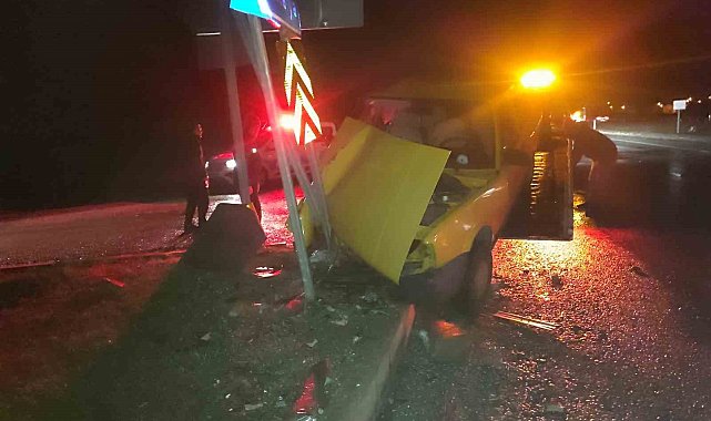 Konya'da otomobil trafik levhasına çarptı: 6 yaralı