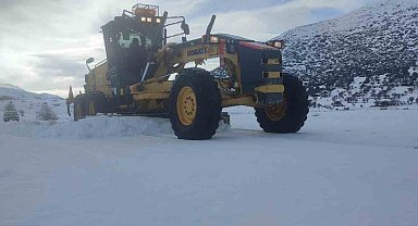 Köy yollarını ulaşıma açık tutmak için yoğun mesai harcandı
