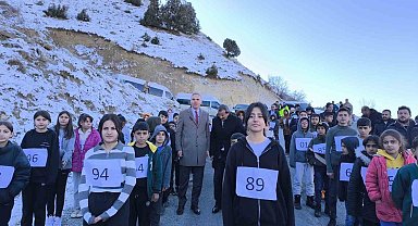 Köy yolunda atletizm antrenmanı