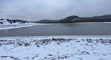 Kuraklıkla mücadele eden Buldan Yayla Gölü beyaza büründü
