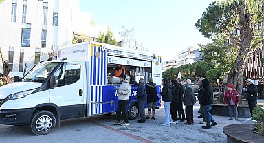 Kuşadası Belediyesi'nden soğuk havalarda çorba ikramı