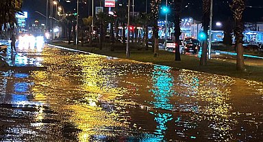 Kuşadası'nda sağanak yağış etkili oldu