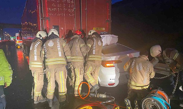 Kuzey Marmara Otoyolu'nda otomobil tıra çarptı: 1 ölü