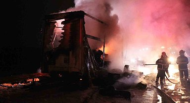 Lastik yüklü dorse alev topuna döndü: İtfaiye uzun uğraşlarla söndürdü