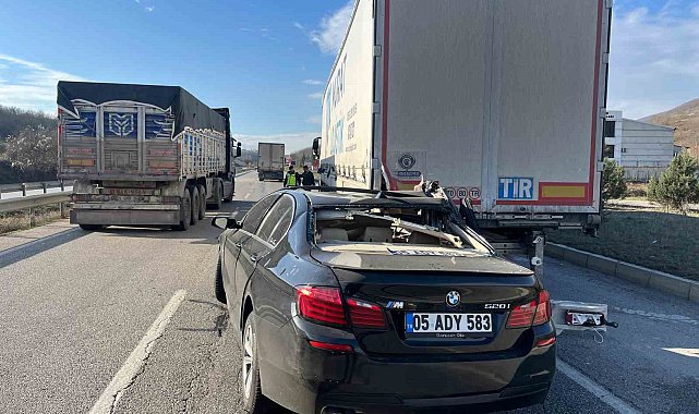 Lüks otomobil tırın altına girdi: 1 yaralı