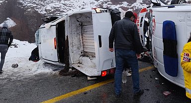 Malatya'da ambulans ile pikap çarpıştı: 1'i ağır 5 yaralı