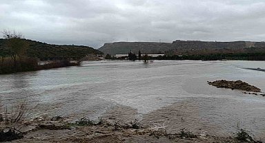 Manavgat'ta dağlardan gelen sel suları ulaşımı olumsuz etkiliyor