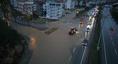 Manavgat'ta yoğun yağış etkili oldu, yollar göle döndü