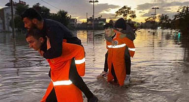 Manavgat'taki su baskınlarında mahsur kalan vatandaşlar botla kurtarıldı