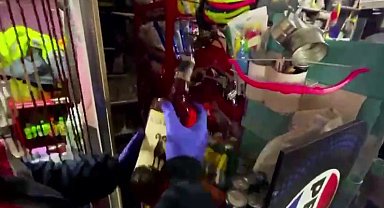 Marketteki raftan yiyecek yerine kaçak alkol çıktı
