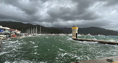 Marmaris'te lodos ve sağanak yağış denizin rengini değiştirdi