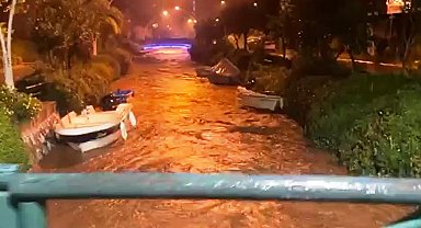 Marmaris'te sağanak yağış etkili oldu, yollar göle döndü