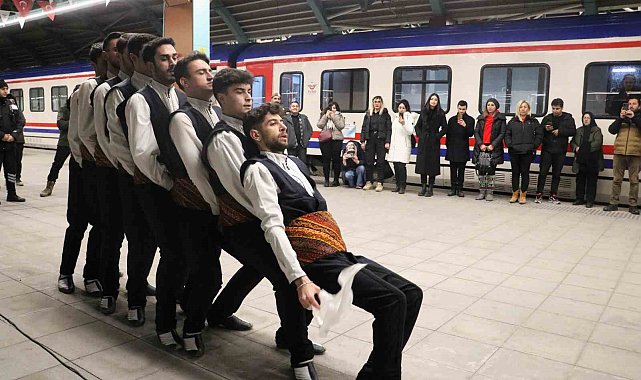 Masalsı yolculuğun treni Sivas'a vardı, yolcular halayla karşılandı