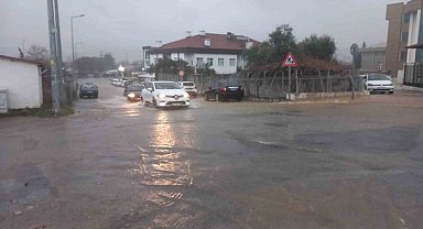 Menteşe'de sağanak yağış hayatı olumsuz etkiledi