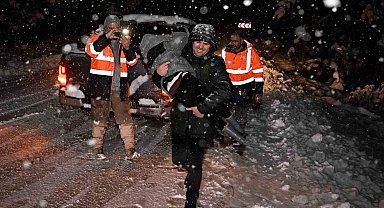 Mersin'de mahsur kalanların imdadına karla mücadele ekipleri yetişti