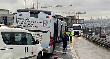 Metrobüs yolunda korkutan kaza: Yolcu metrobüsten yola düştü