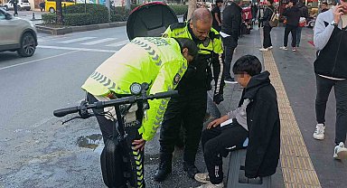 Midibüse arkadan çarpan elektrikli scooter sürücüsü çocuk yaralandı