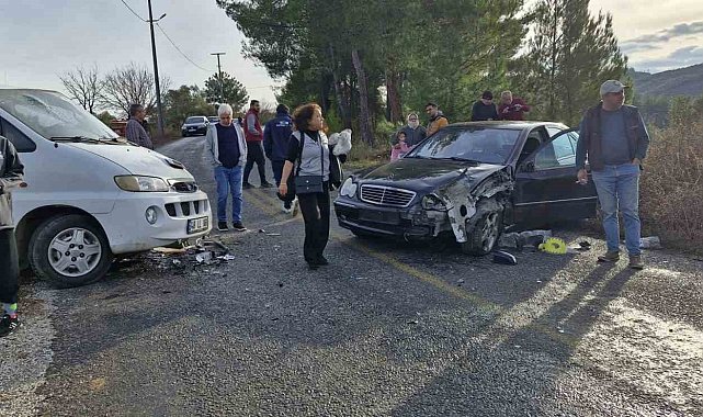 Milas'ta minibüs ile otomobil çarpıştı: 3 yaralı