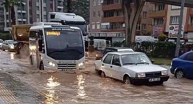 Milas'ta sağanak yağış yolları göle çevirdi