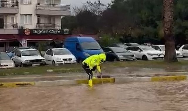 Milas'ta trafik ekipleri sağanak yağışta vatandaşların yardımına koştu