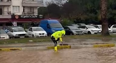 Milas'ta trafik ekipleri sağanak yağışta vatandaşların yardımına koştu