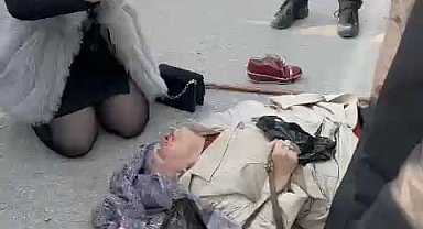 Minibüsün çarptığı kadın ağır yaralandı, ilk müdahaleyi yoldan geçen hemşire yaptı