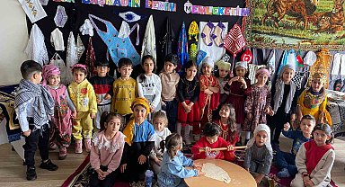 Minik öğrenciler Yerli Malı Haftasında çiğköfte yoğurup, ekmek yaptı