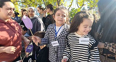 Minikler, pazarcılara taş çıkarttı: "Gel vatandaş gel, param olsa da ben alsam"