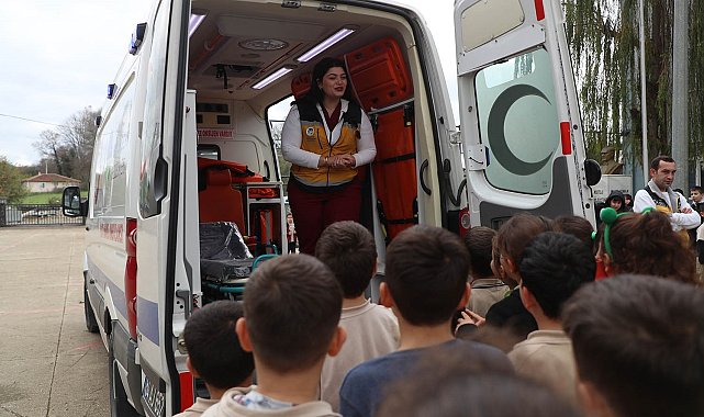 Minikler sağlıkta ilk müdahaleyi ambulansın içinde öğrendi