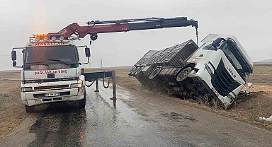 Mısır yüklü tırın devrildiği kazada büyük çapta madde hasar meydana geldi